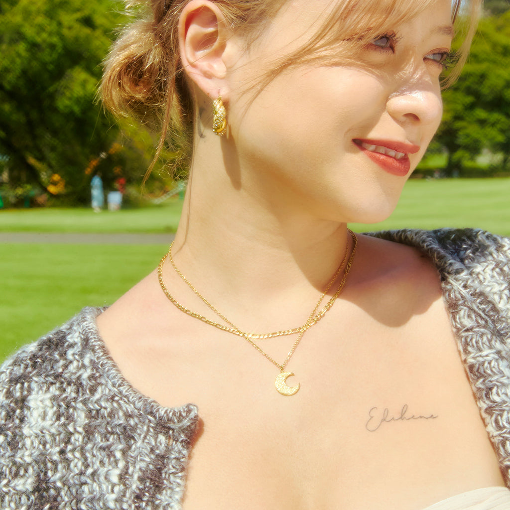 MOON PENDANT NECKLACE