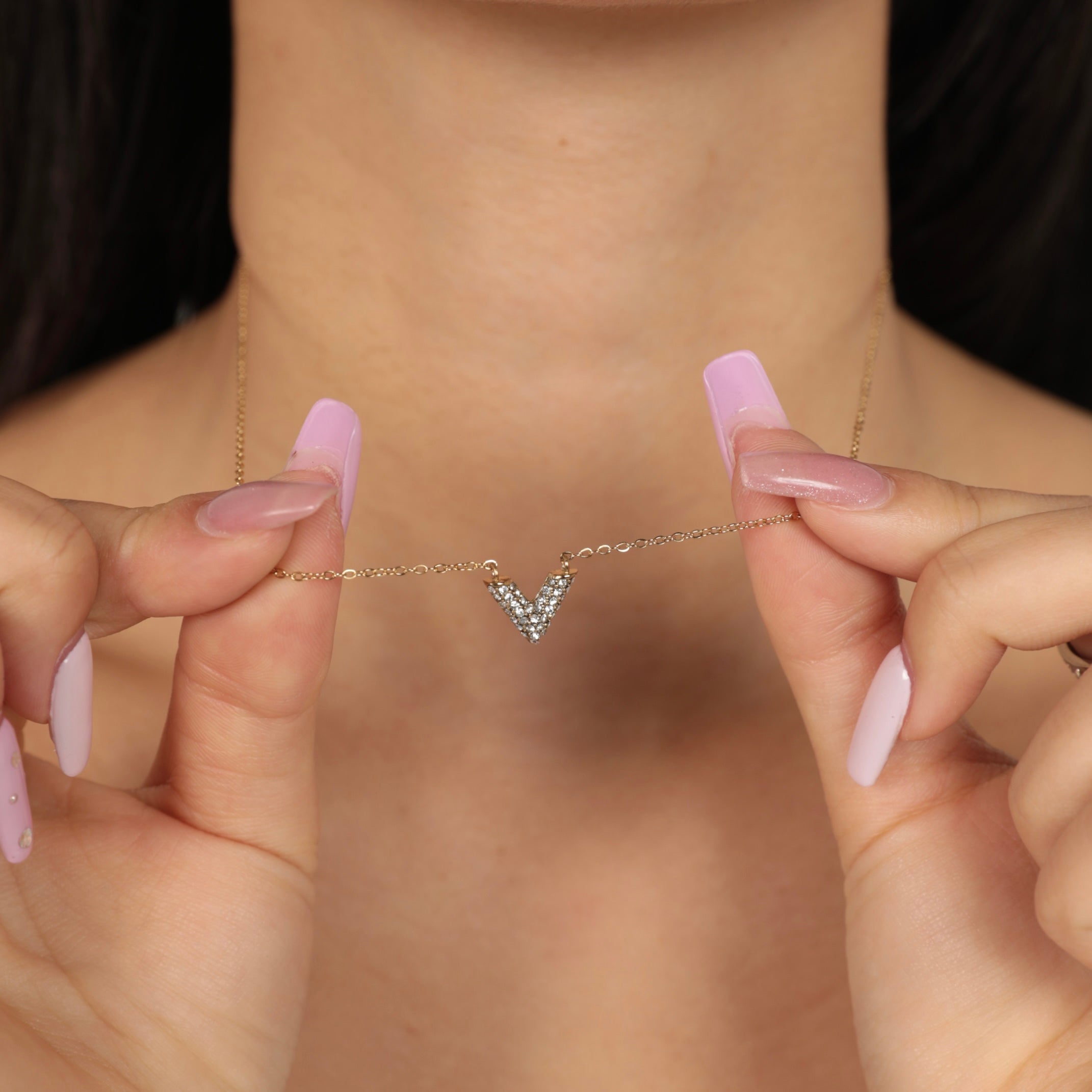 V NECKLACE