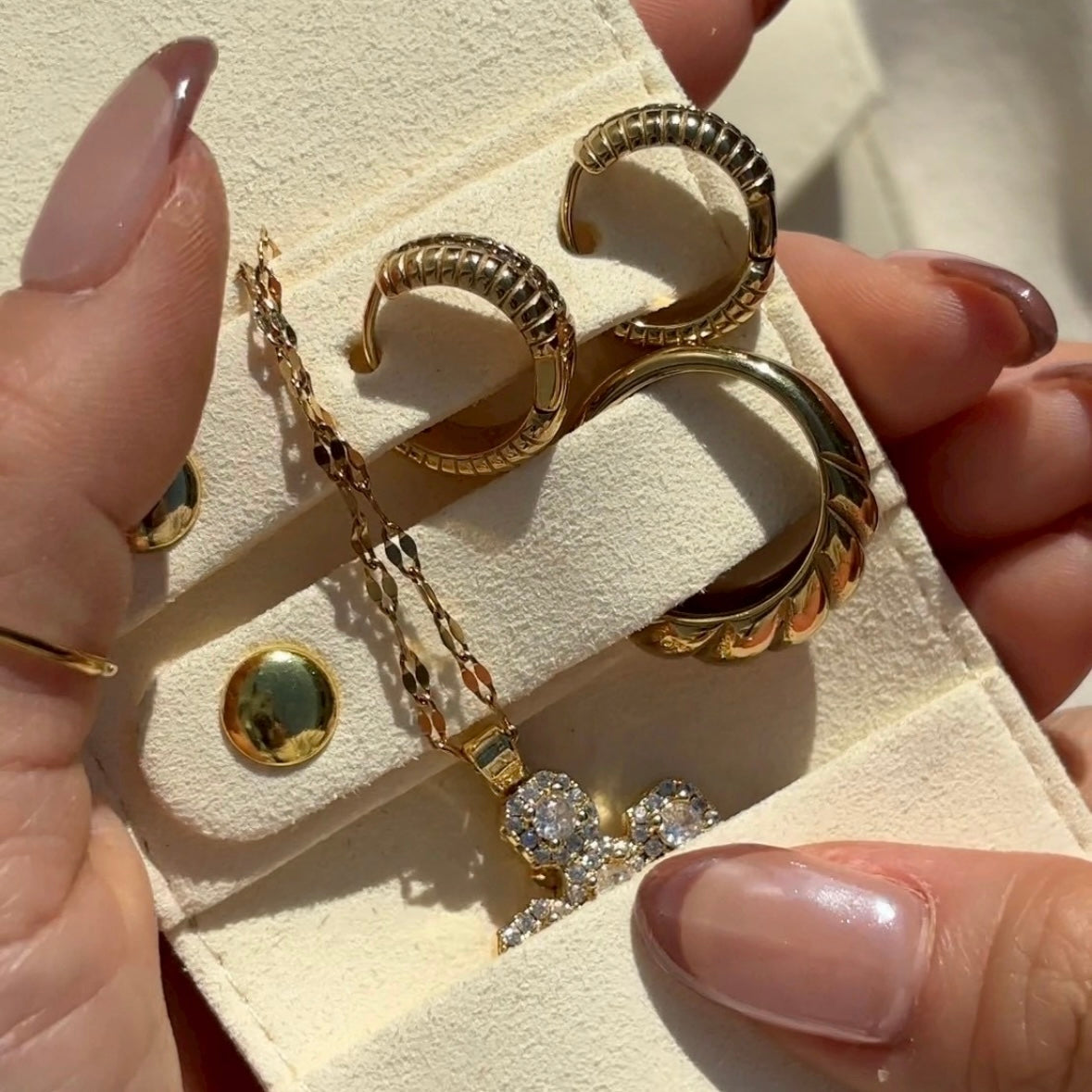 𝐍𝐎𝐕𝐄𝐋𝐓𝐘