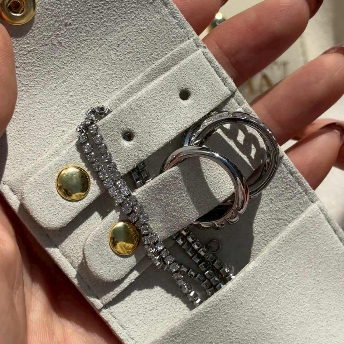 𝐍𝐎𝐕𝐄𝐋𝐓𝐘